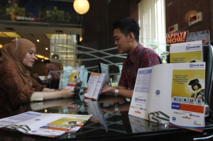  A bank employee explains retail Shariah bonds to a customer at a BRI Bank branch in Jakarta on Feb. 8, 2013. (Investor Daily Photo)